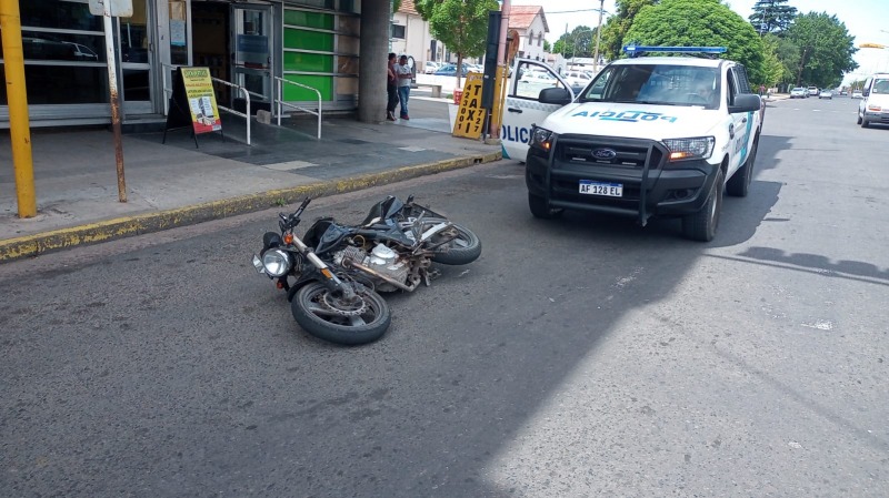 Intent esquivar a un peatn y cay de la moto: fue hospitalizada